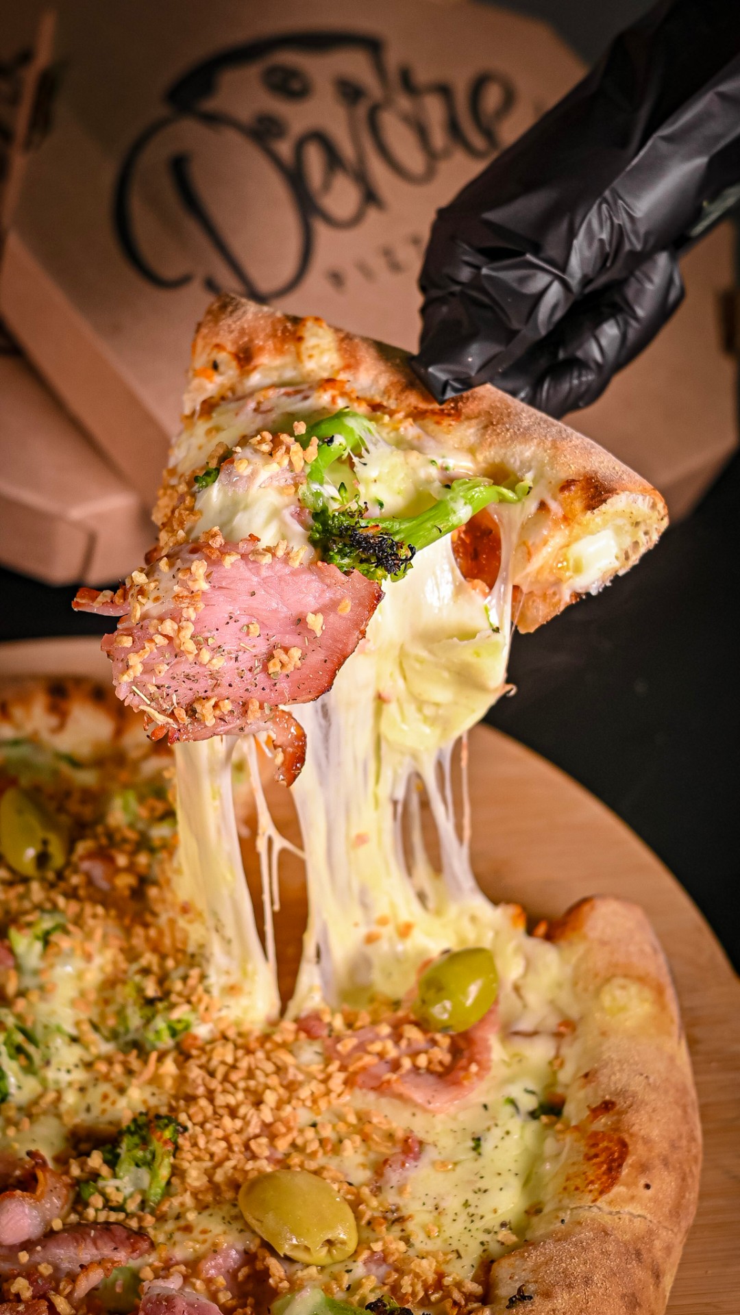 Pizza com brócolis, bacon e catupiry