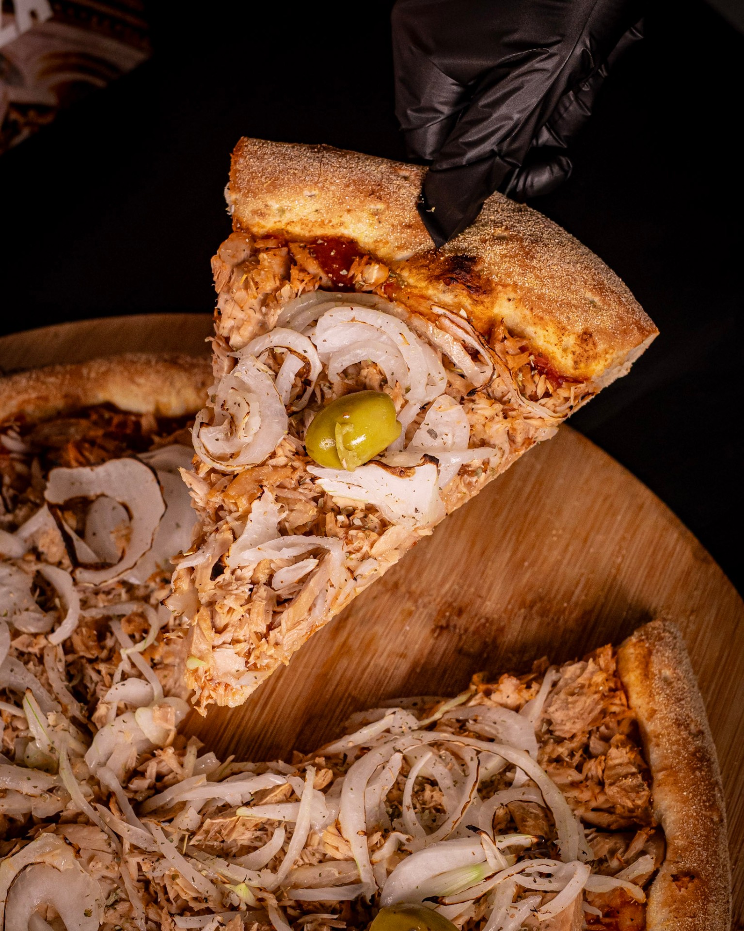 Pizza de frango desfiado com cebola